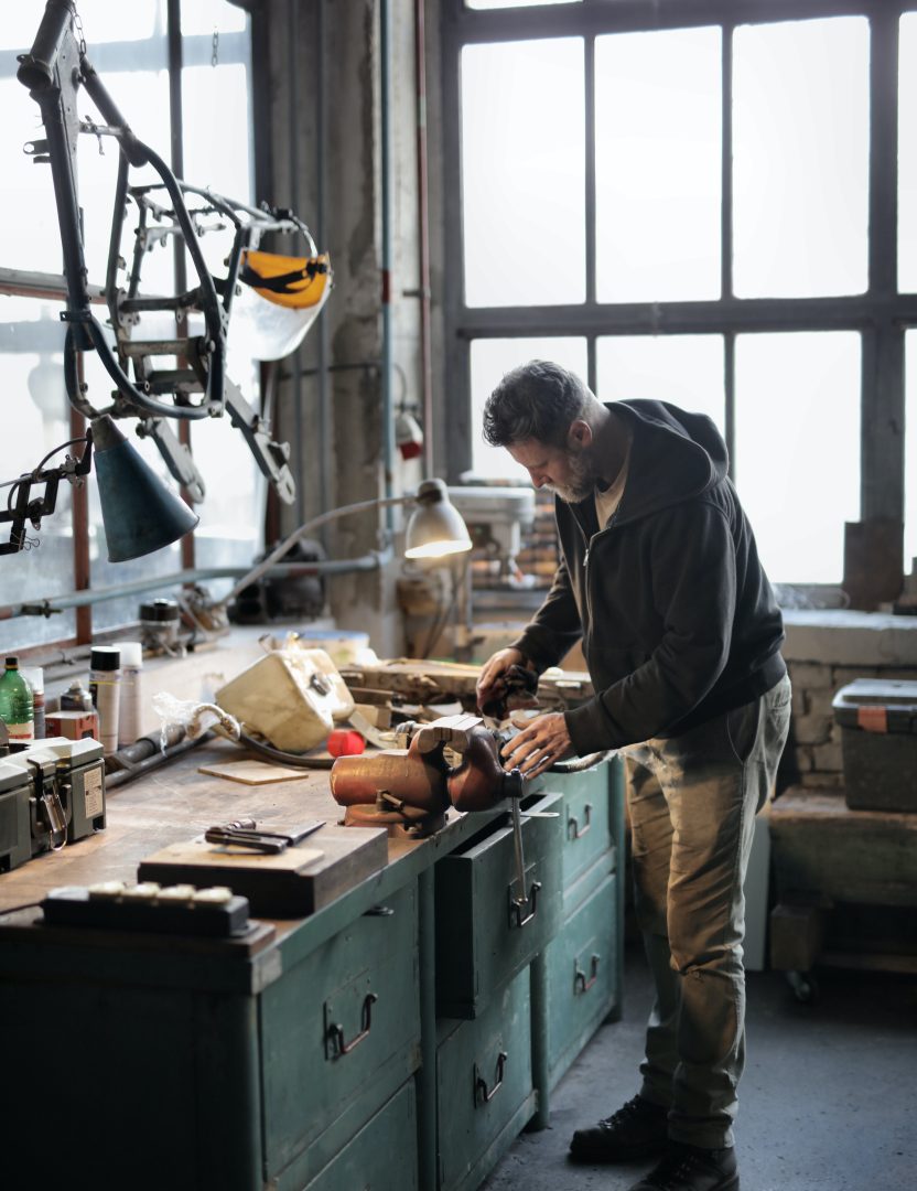 Image illustrant un mécanicien dans un atelier